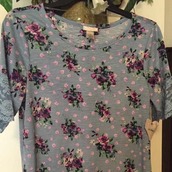‼️SALE 🌺Self Esteem Floral & Lace Tee - Picture 2 of 3