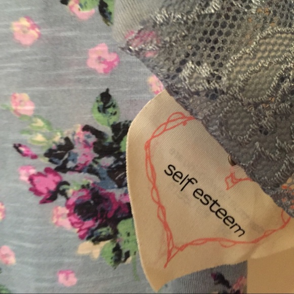 ‼️SALE 🌺Self Esteem Floral & Lace Tee - Picture 3 of 3
