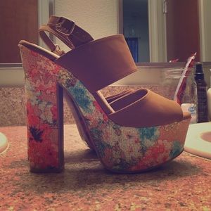 Only worn once! In great condition!