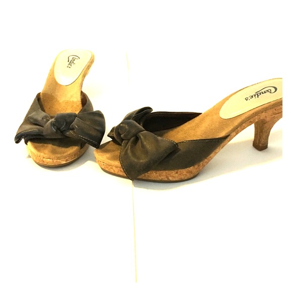 Small heels with leather bow