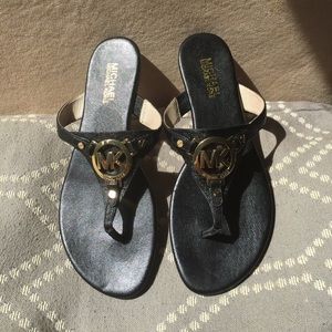 MICHAEL KORS gold logo thong sandals flip flops