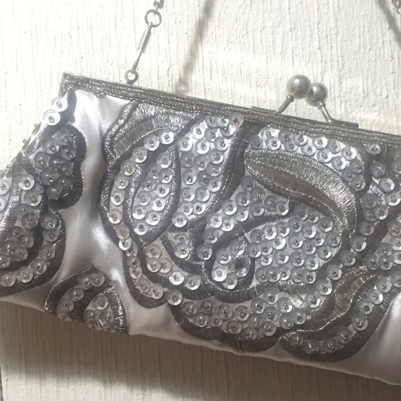 White/silver sequin evening clutch w/ chain strap - Picture 1 of 4