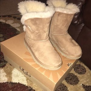Chestnut Bailey button uggs size 3Y