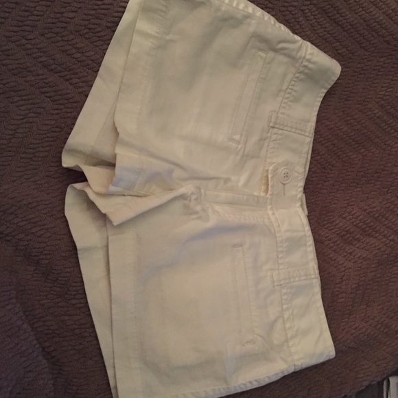 American Eagle Outfitters Pants - American Eagle size 6 white shorts.