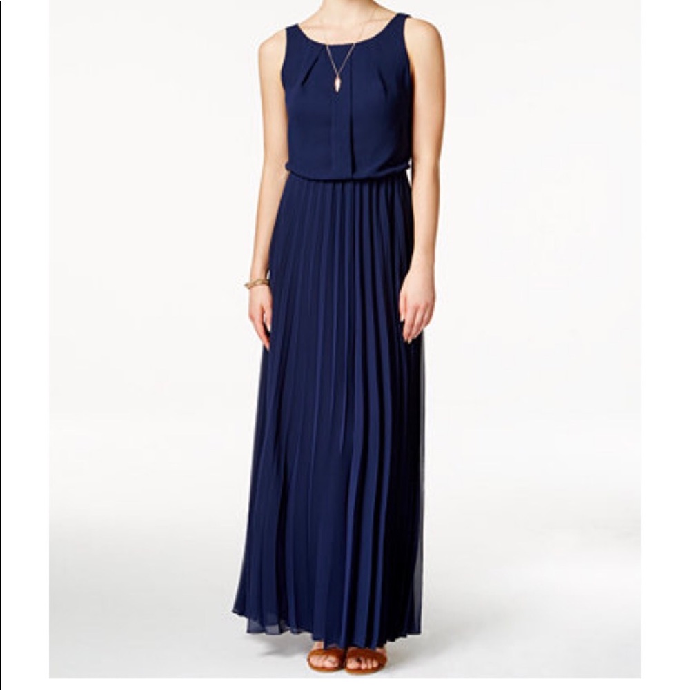 Juniors sleeveless pleated maxi dress