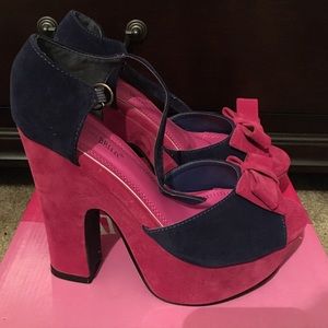 Size 8 navy/fuchsia suede heels