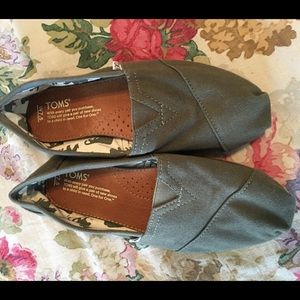 Women's TOMS Tarmac Olive 7.5