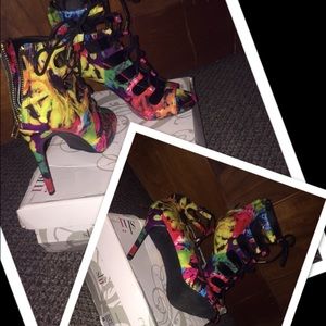 Woman's sexy tie up/zip up heel