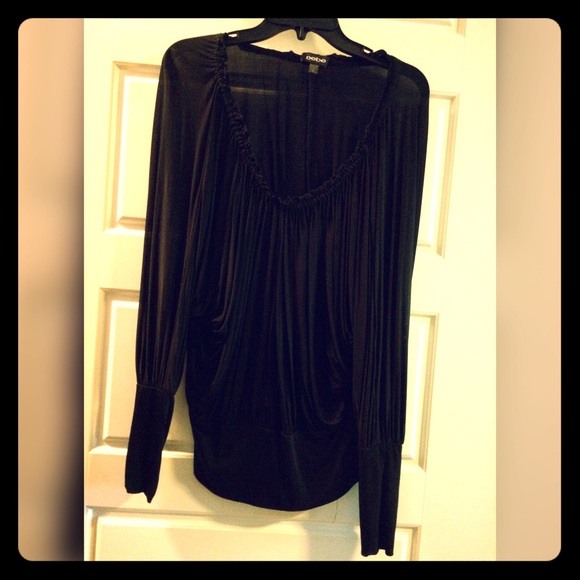 Bebe long sleeve cuffed pleated shirt! Sleek!