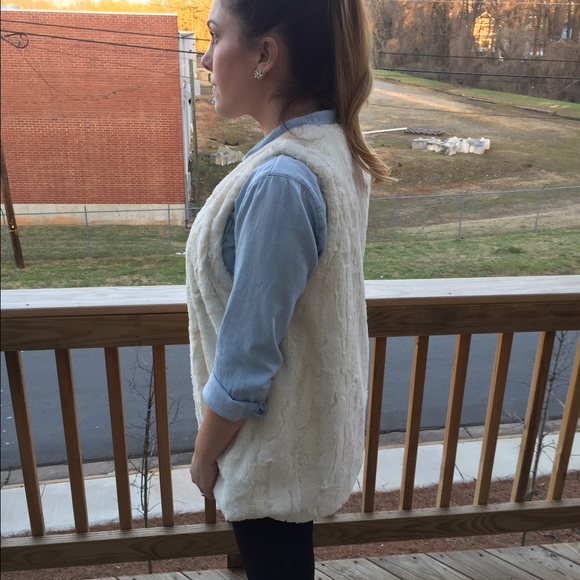 White faux fur vest, size medium - Picture 2 of 3