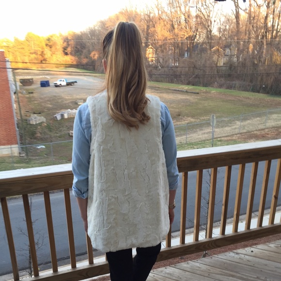 White faux fur vest, size medium - Picture 3 of 3