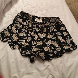 Scalloped semi-high wasted daisy floral shorts