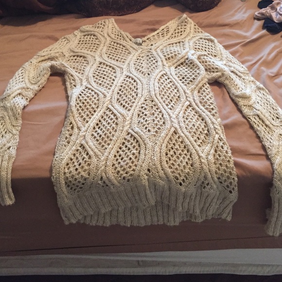 super cute beige sweater!