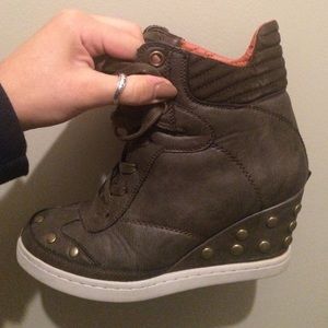 Report wedge sneakers