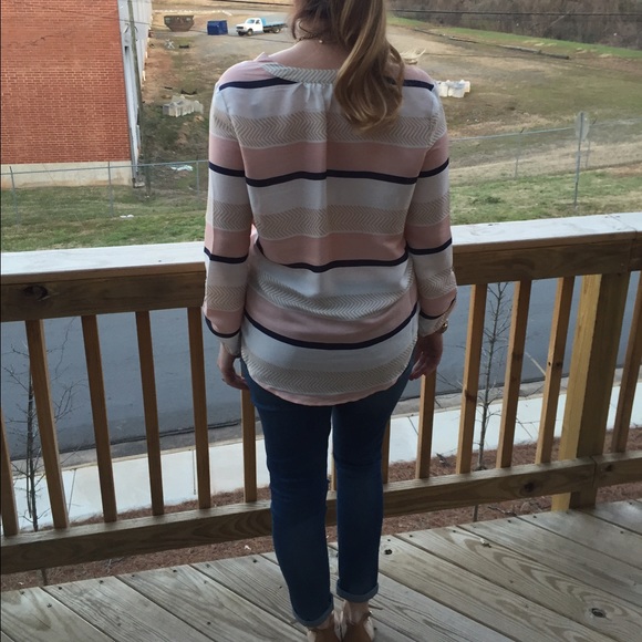 Cute blouse, only worn once. Size small - Picture 3 of 3