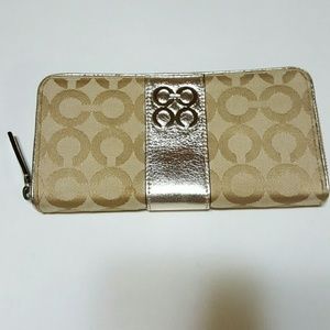 Signature Coach wallet