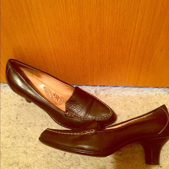Sofft leather pumps.