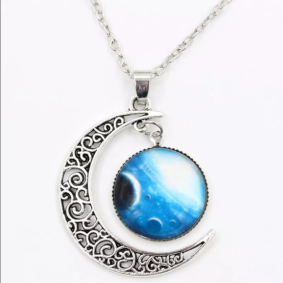 Jewelry - Beautiful Silver Moon Crescent Necklace
