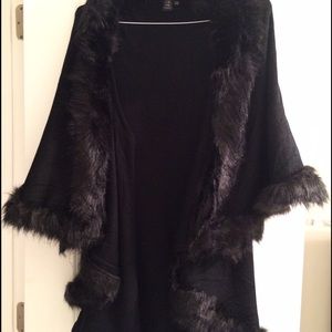 2 Chic black cape with faux fur trim