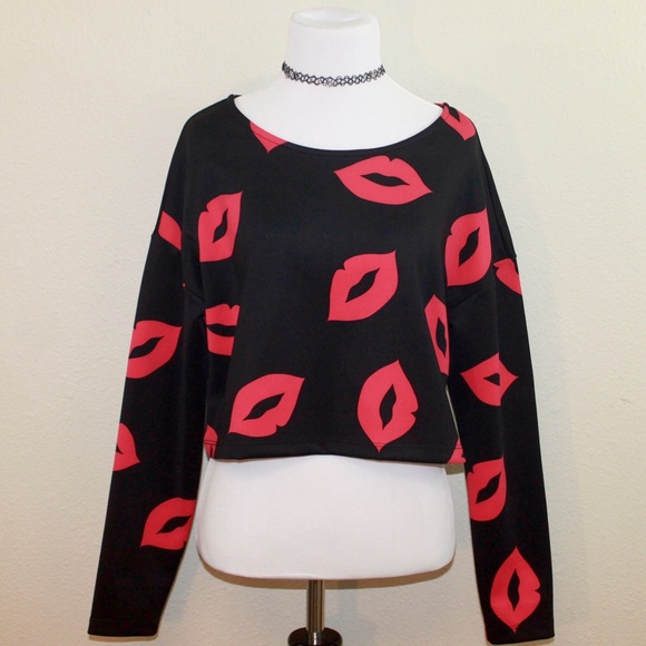 H&M Tops - Flirty long sleeved crop top