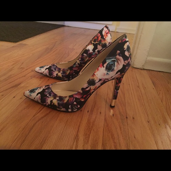 Floral Guess Pumps
