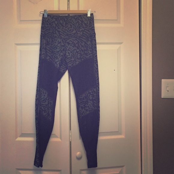 Lululemon Hot to Street mesh pants