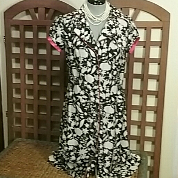 1940s-Inspired Short-Sleeved B&W Floral Dress