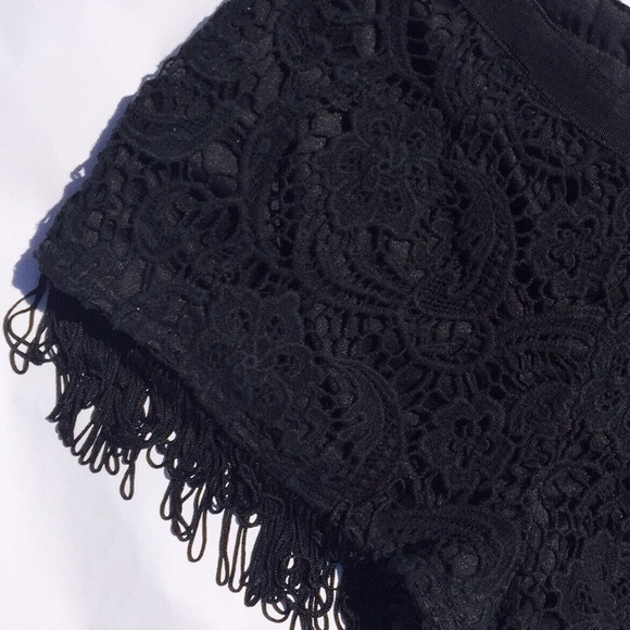 🎉HP 3/4🎉Crochet Tassel Shorts - Picture 2 of 2