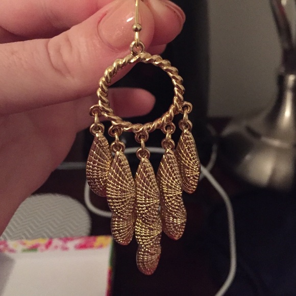 Iilly Pulitzer sea shell hanging gold earrings