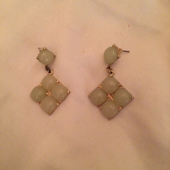 Super cute light green and gold earings - Picture 1 of 2