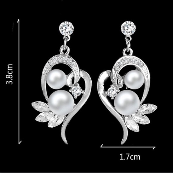 🆕MOVING SALE 🆑14k Gold plated PEARL SET