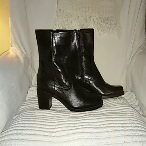 Bandolino ~ brand new black zip ankle boots, 6 M
