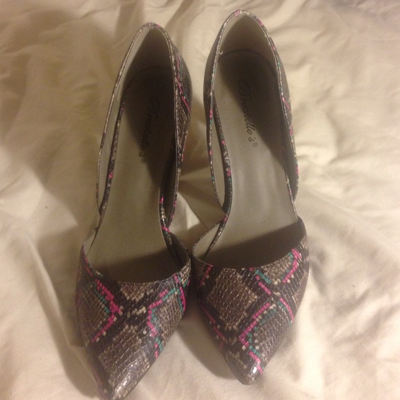 Size 8 1/2 Feaux Snakeskin Pumps