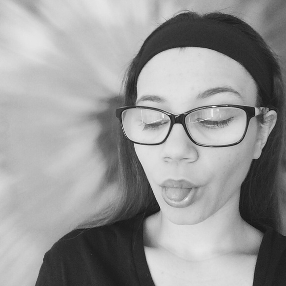 MEET YOUR SELLER💋 - Picture 2 of 3