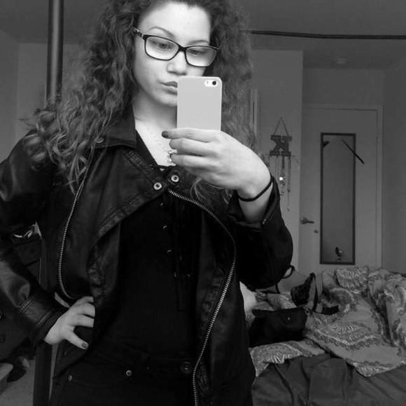 MEET YOUR SELLER💋 - Picture 3 of 3