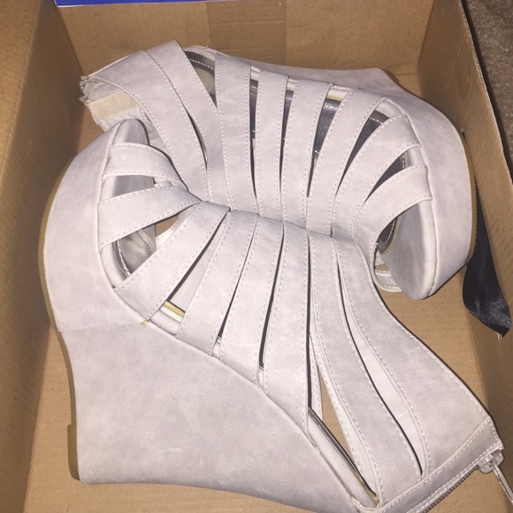Cute gray Peep-toe wedges.
