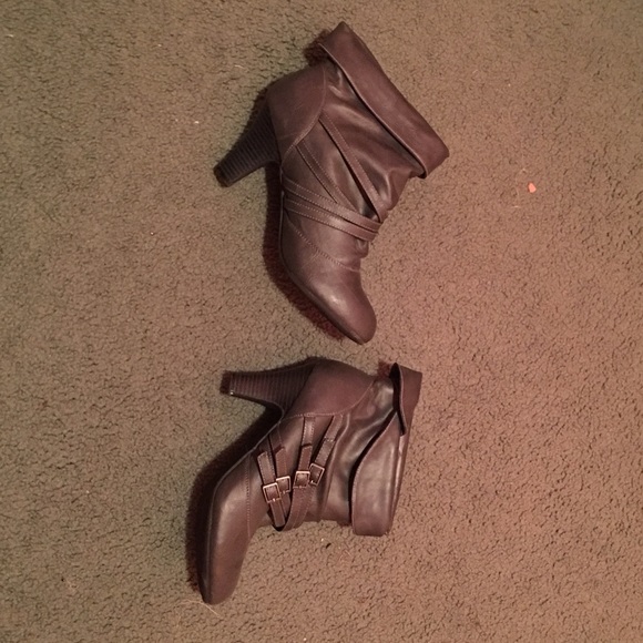 ✨Fairly new gray booties✨