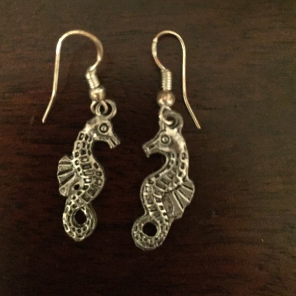 Iilly Pulitzer seahorse earrings