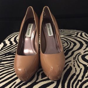 Nude platform pumps