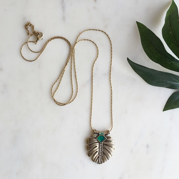 Lovely Leaf Pendant necklace NWT - Picture 2 of 2