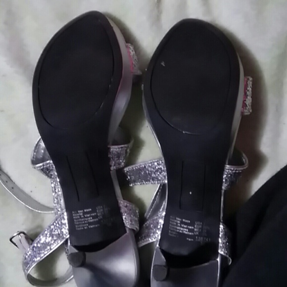 Silver Heels - Picture 3 of 3