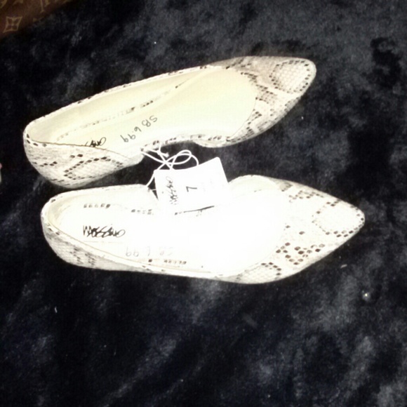 Mossimo flat point toe snake skin print