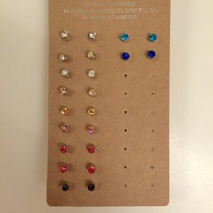 ⭐️ SALE ⭐️ 11 Pairs of Studs