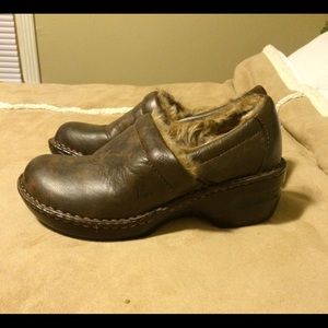 b.o.c. brown clogs with faux fur lining