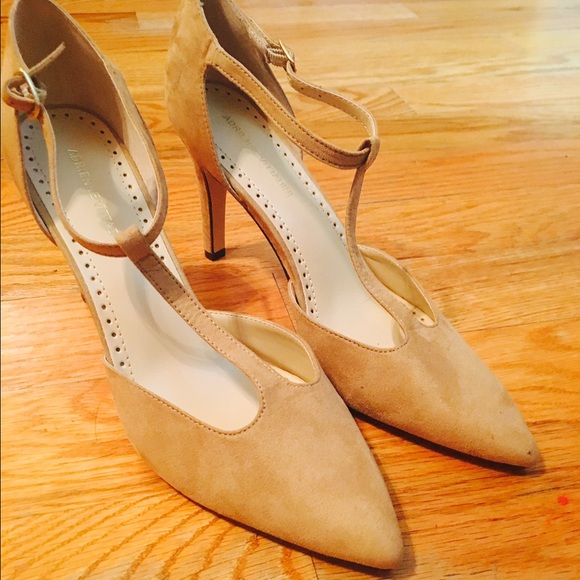 Beautiful Adrienne Vittadini tan heels!