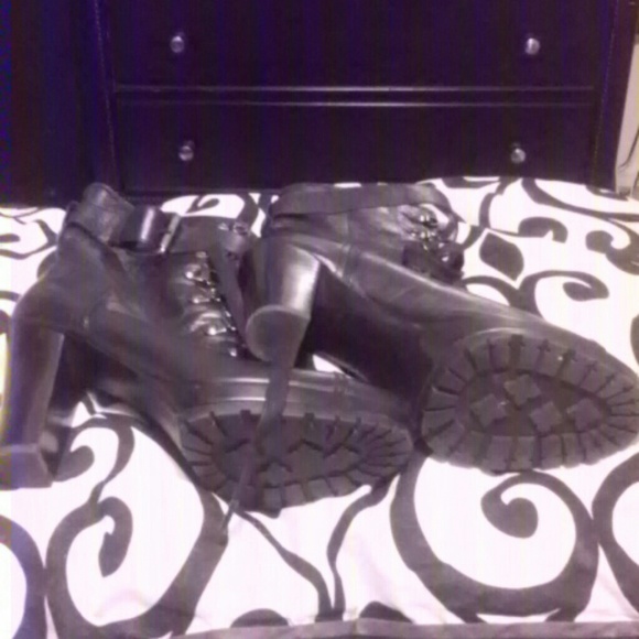 Joan and David boots - Picture 2 of 4