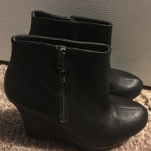 Black wedges