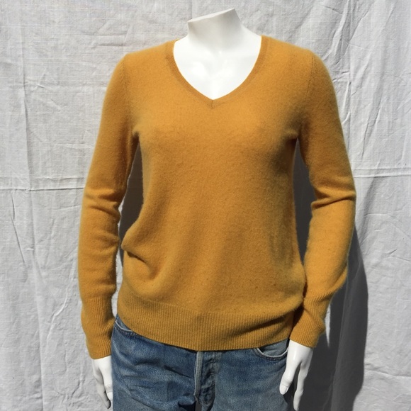 100% Cashmere Sweater. Mustard Yellow Gold