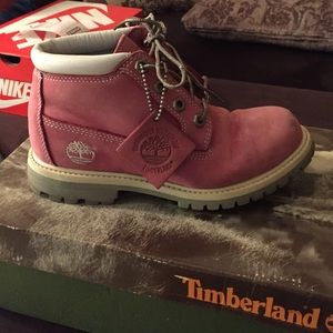HOLDING DO NOT BUY Super cute pink timberlands 💞