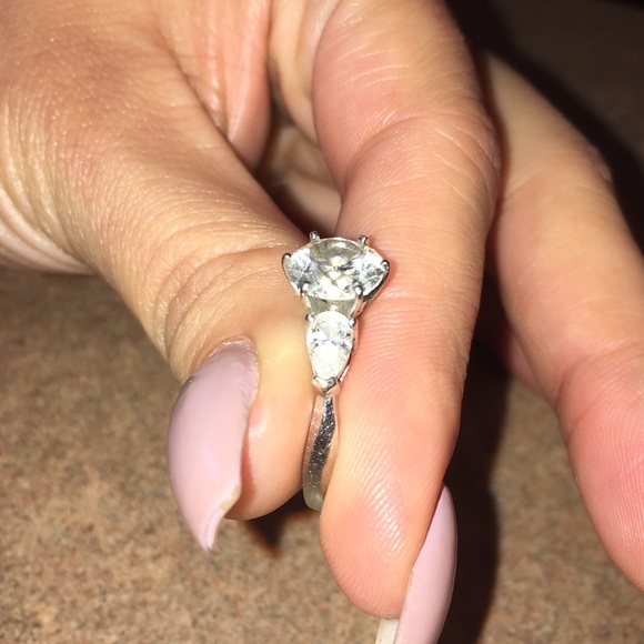 Over 2 carat diamond engagement ring. - Picture 3 of 4